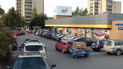 Teminė nuotrauka: pilna automobilių stovėjimo aikštelė mieste saulėtą dieną