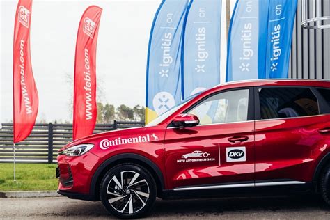 Teminė nuotrauka: automobilis parkuojamas į stovėjimo vietą