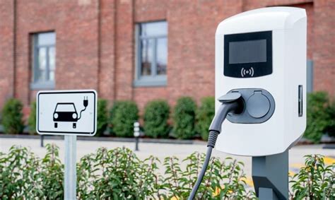 Elektromobilių įkrovimo stotelės ir hibridinių sistemų schema