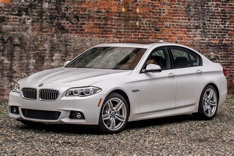BMW 5 serijos sedano nuotrauka kelyje