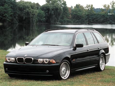 Teminis foto: BMW 5 E39 Touring su sumontuotais stogo skersiniais