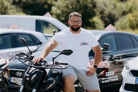 Instruktorius moko motociklininką vairavimo aikštelėje