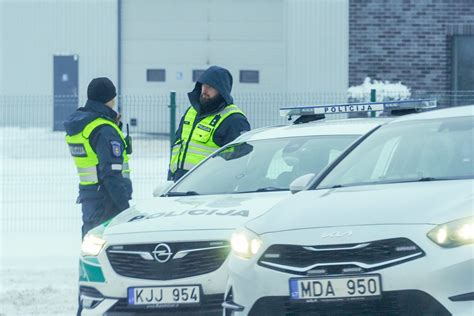 Teminis nepažymėto policijos automobilio nuotrauka kelyje