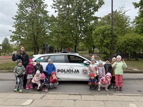 Policijos pareigūno stabdančio automobilį nuotrauka