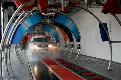 automobilis tunelinėje plovykloje su modernia įranga