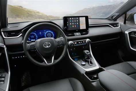 Toyota RAV4 Hybrid erdvus interjeras, pabrėžiant priekines sėdynes ir multimediją