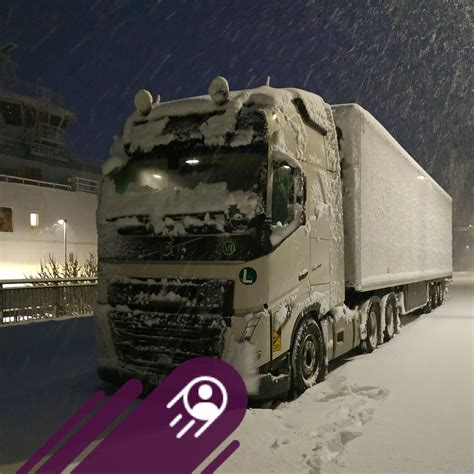 Nuotrauka sudužusio BMW automobilio po kritimo iš aukštai, ant stogo, su stipriai apgadinta priekine dalimi.