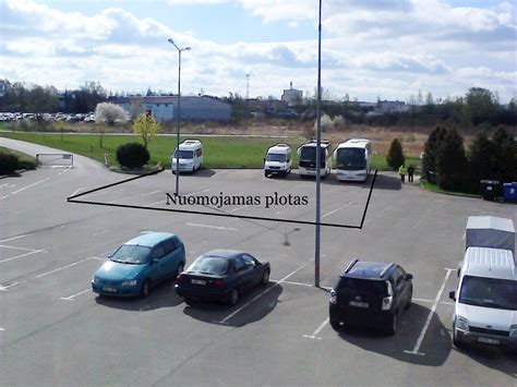 Schematinis brėžinys, iliustruojantis daugiaaukštės automobilių stovėjimo aikštelės schemą su pažymėtais trūkstamais apsauginiais atitvarais palei išorinį perimetrą.