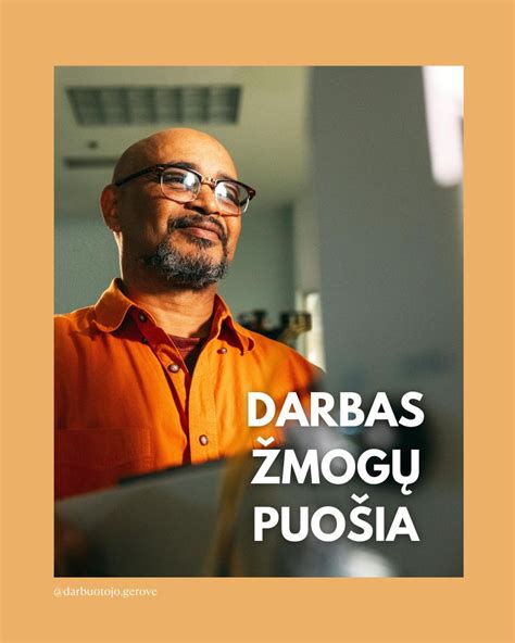 Teminė nuotrauka: laimingi darbuotojai, bendraujantys su vadovu