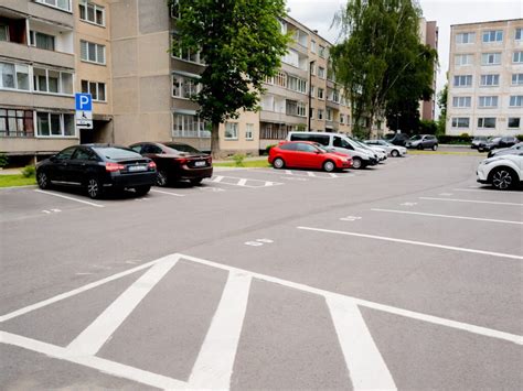bendras vaizdas į perpildytą daugiabučio kiemo automobilių stovėjimo aikštelę