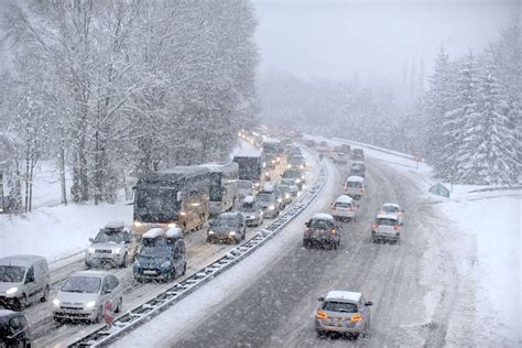 Automobilis važiuojantis siauru, vingiuotu kalnų keliu Prancūzijos Alpėse