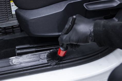 Automobilio kėbulo paruošimas poliravimui: plovimas ir valymas moliu