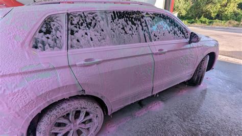 Automobilio plovimas rožinėmis putomis „Skulas“ plovykloje