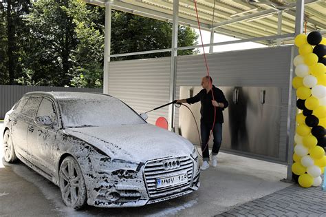 Automobilio skalavimas distiliuotu vandeniu po plovimo