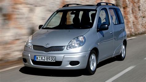 Toyota Yaris Verso interjero nuotrauka su sulankstytomis sėdynėmis