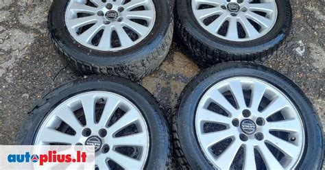Volvo automobilis su elegantiškais R16 lengvojo lydinio ratlankiais