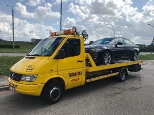 Nuotrauka: automobilis, gaunantis techninę pagalbą kelyje