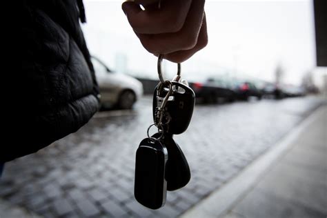 Teminė nuotrauka su automobilio rakteliais ir sutarties dokumentais ant stalo