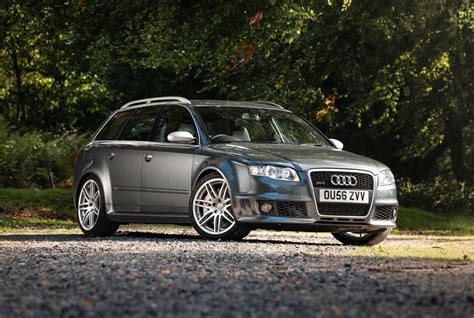 Audi A4 B7 sedano ir universalo (Avant) išorės nuotrauka, pabrėžianti klasikinį dizainą