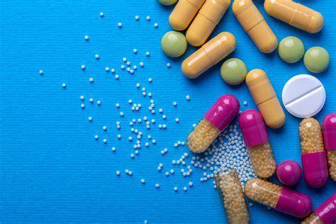 Infografika, vaizduojanti vaistų grupes (raminamieji, analgetikai, antihistamininiai) ir jų poveikį reakcijos laikui bei koncentracijai