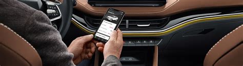 Šiuolaikinio Škoda automobilio interjero vaizdas su infotainment sistema, rodančia Škoda Connect funkcijas