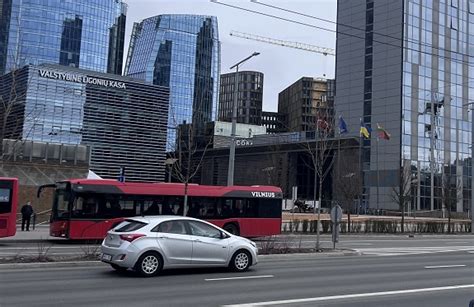 Teminė nuotrauka su viešuoju transportu ir kontrolieriumi Vilniaus mieste