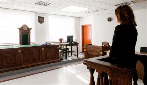 Teismo posėdžio iliustracija su teisėjo plaktuku ir dokumentais