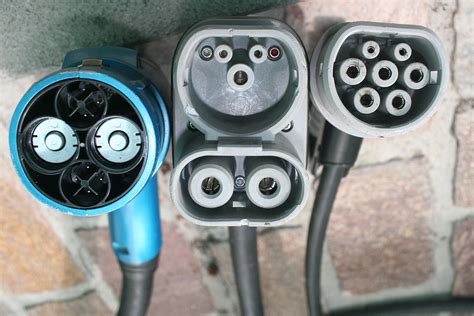 Kabelių ir jungčių tipų schema (Type 1, Type 2, CCS, CHAdeMO, Tesla)
