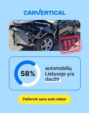 Jaunas žmogus, apžiūrintis automobilio draudimo polisą, šalia tėvai, iliustruojantys draudimo sąlygas