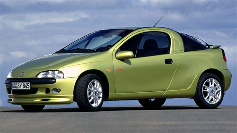 Opel Tigra priekinės dalies nuotrauka, akcentuojant dinamišką dizainą