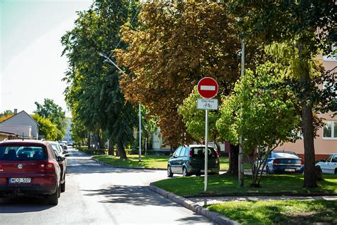 Tematinė nuotrauka: nebaigtas statyti pastatas su užrašu 