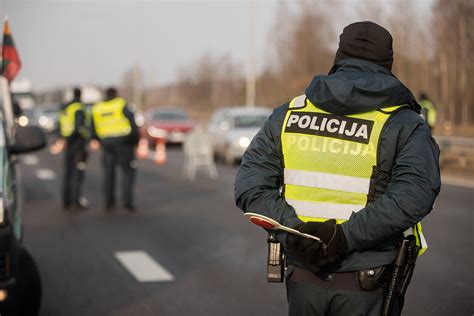 Teminė nuotrauka: policija stabdo vairuotoją