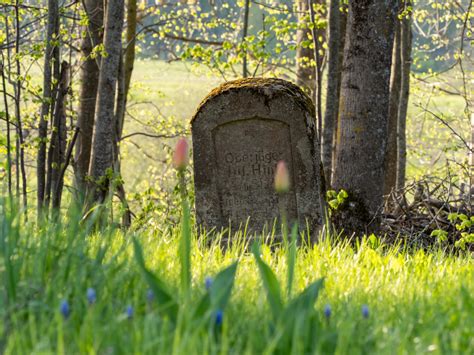 Nuotrauka, iliustruojanti pirmojo padangos krašto nuėmimo procesą naudojant specialius svertus