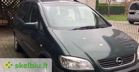 Opel Zafira automobilis su aiškiai matomais galiniais žibintais