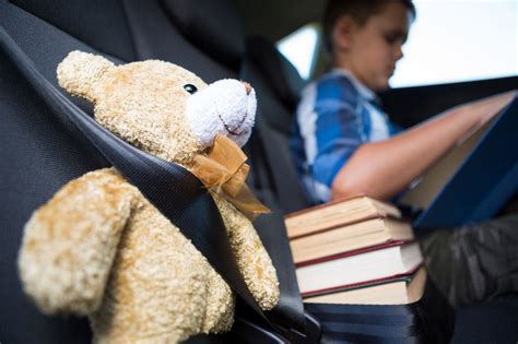 Teminė nuotrauka: žmogus prisisegęs saugos diržą automobilyje