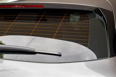 automobilio galinio stiklo šildymo schemos iliustracija