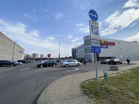 Parduotuvės fasadas arba ekspozicijos aikštelė su priekabomis