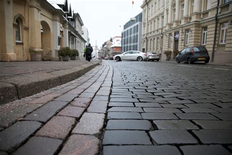 Vilniaus miesto gatvė su stovinčiais automobiliais ir eismo ženklais
