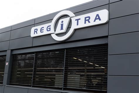 Regitros logotipas su automobilio registracijos dokumentų pavyzdžiu
