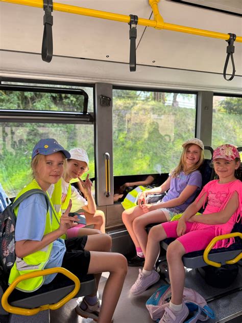 Vaikai, dalyvaujantys kūrybinėje veikloje anglų kalbos stovykloje lauke