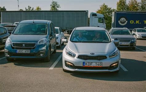 Mokinio vairavimo automobilis su instruktoriumi