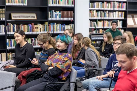 Tematinė nuotrauka: besimokantys vairuoti studentai su instruktoriumi