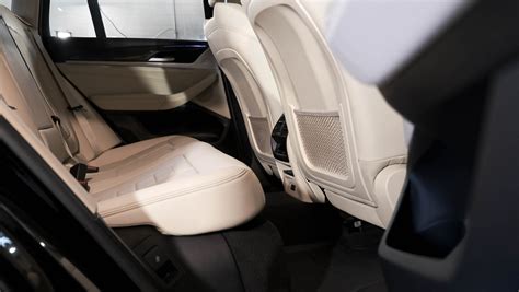 Mazda automobilio salono interjeras su odinėmis sėdynėmis, centrine konsole ir prietaisų skydeliu