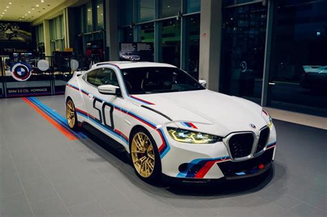 BMW automobilis su stilingais numerių rėmeliais