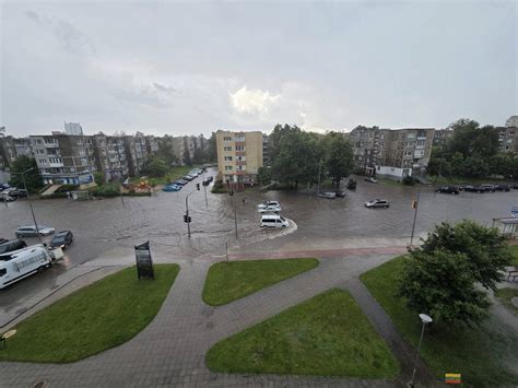 schema, iliustruojanti skirtumą tarp vairo plokštės po vandeniu ir vairaračio kapitono tiltelyje