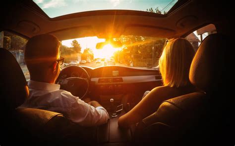 Tematinė nuotrauka: besileidžiantis saulė Kretoje, automobilis kelyje