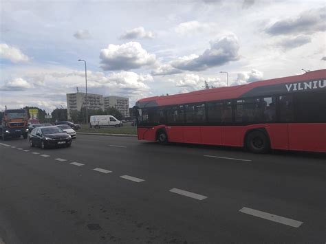Mikroautomobilio važiuojančio mieste iliustracija