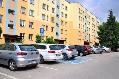 Apleistas automobilis daugiabučio kieme, užimantis parkavimo vietą ir teršiantis aplinką