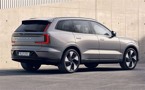 „Volvo EX90“ eksterjero studija, pabrėžianti modernias kėbulo proporcijas ir skandinavišką dizainą