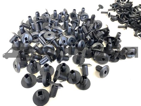 Nuimami plastmasiniai fiksatoriai ir šoninė plastmasė